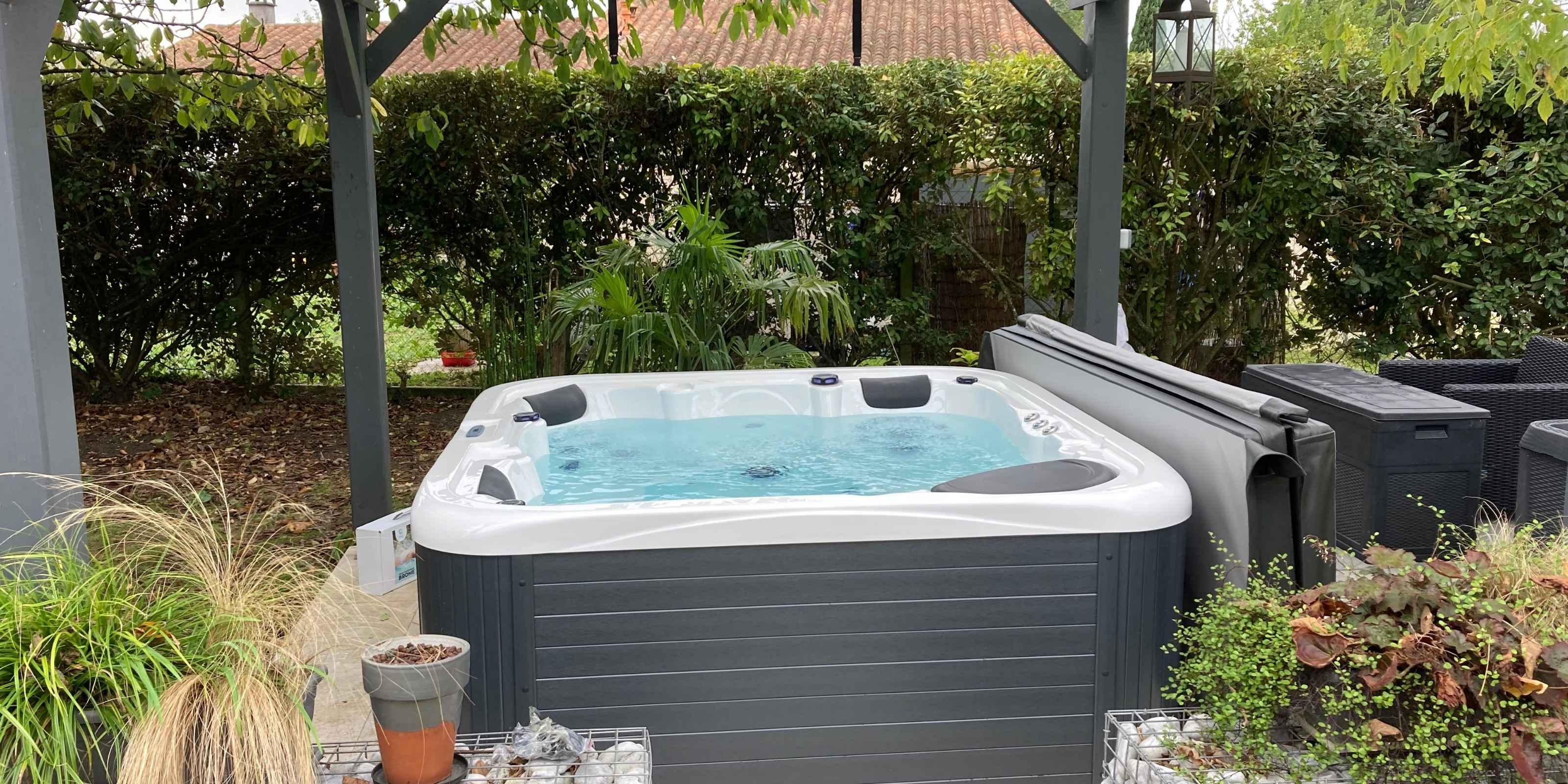 Jacuzzi extérieur dans un jardin