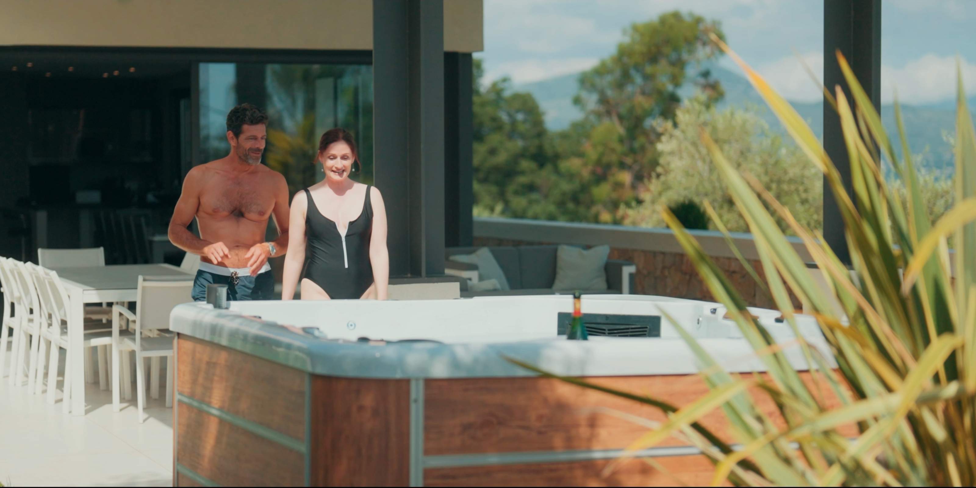 Couple marchant vers un Spa Extérieur