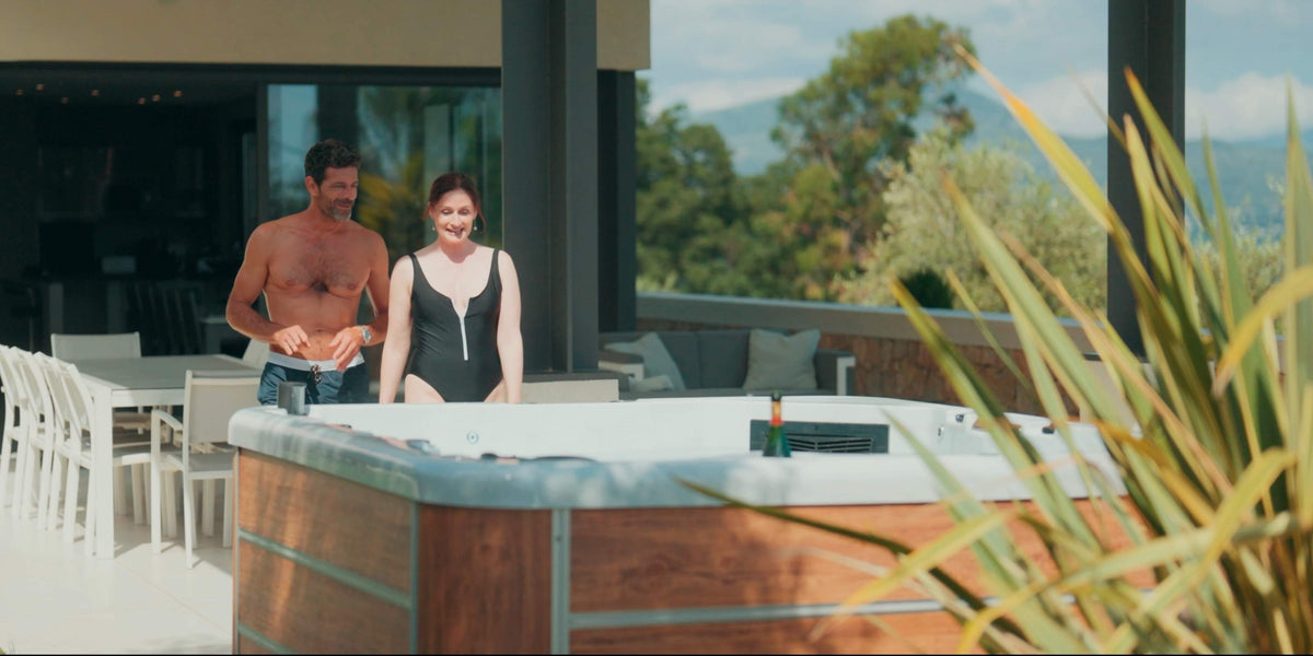 Couple marchant vers un Spa Extérieur