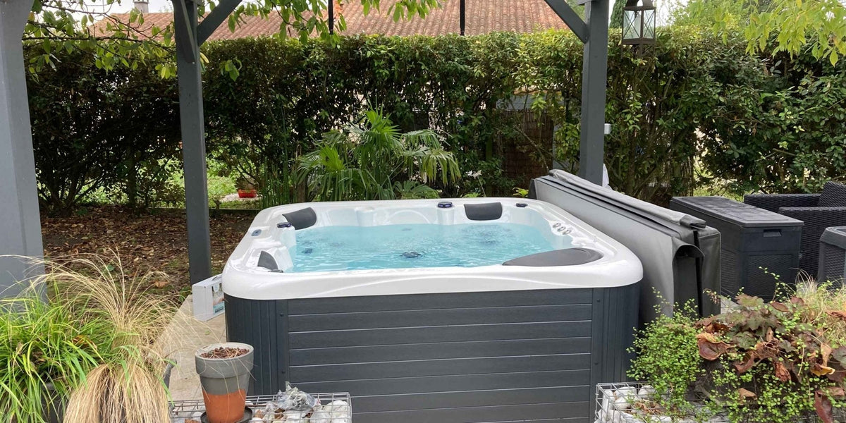 Jacuzzi extérieur : bien-être et convivialité au jardin toute l'année avec Quality Spa - Quality Spa